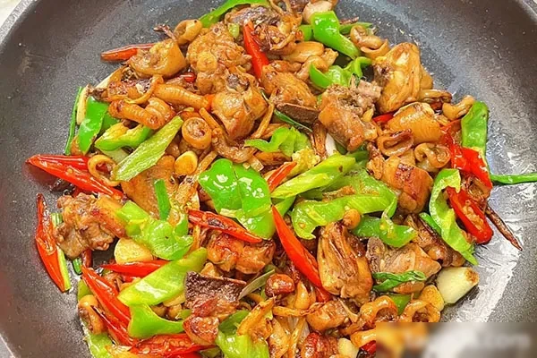 肥大坨肥肠鸡《实体》技术配方和视频教程-香源配方网