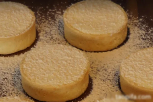 图片[1]-唯甜人气新品好吃到舔盘子的北海道牛乳挞门店新宠-香源配方网