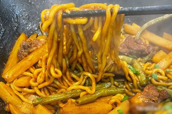 连锁店铁锅焖面技术-香源配方网
