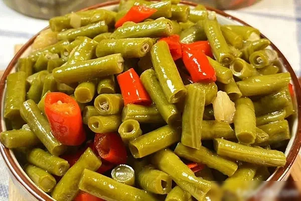 图片[1]-又长又有嚼劲的手擀面酸豆角、白玉菇卤制作视频教程-香源配方网