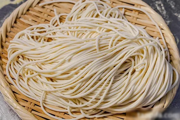 面食房鲜面条技术-香源配方网